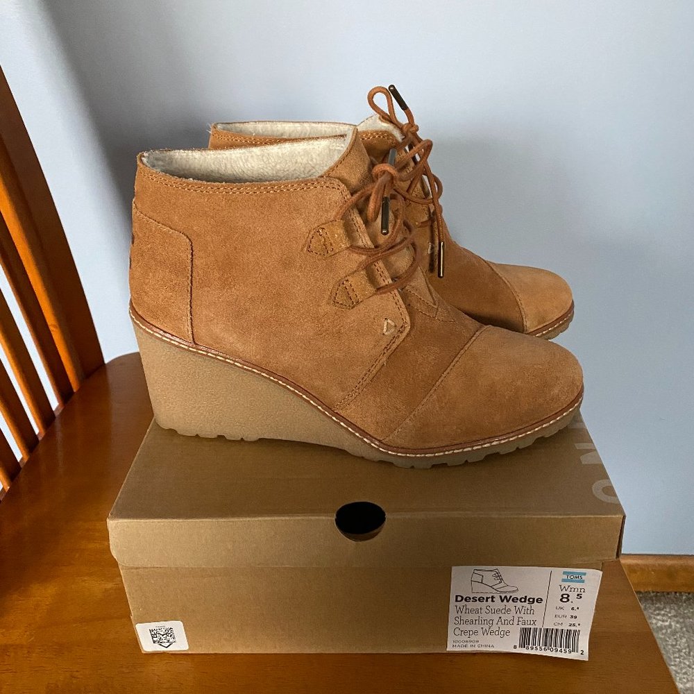 Tom's Desert Wedge sherpa bootie size 8.5 NEW in BOX!
